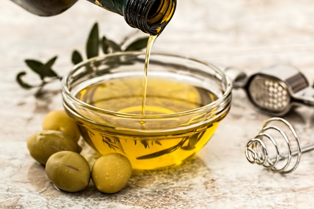 Olio di oliva e olive.